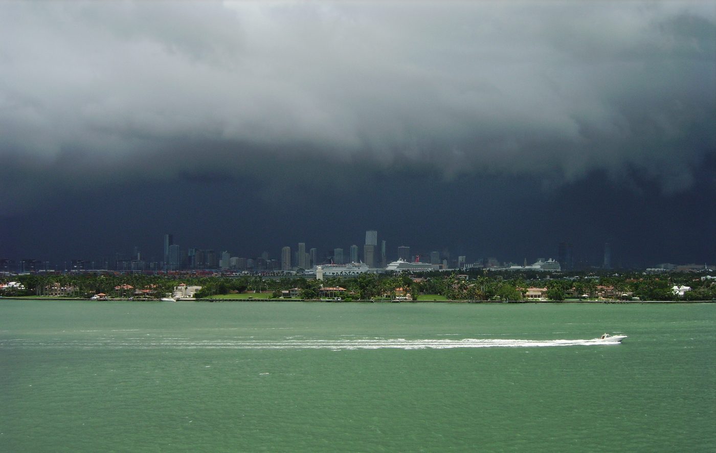 Tormenta sobre el horizonte de Miami