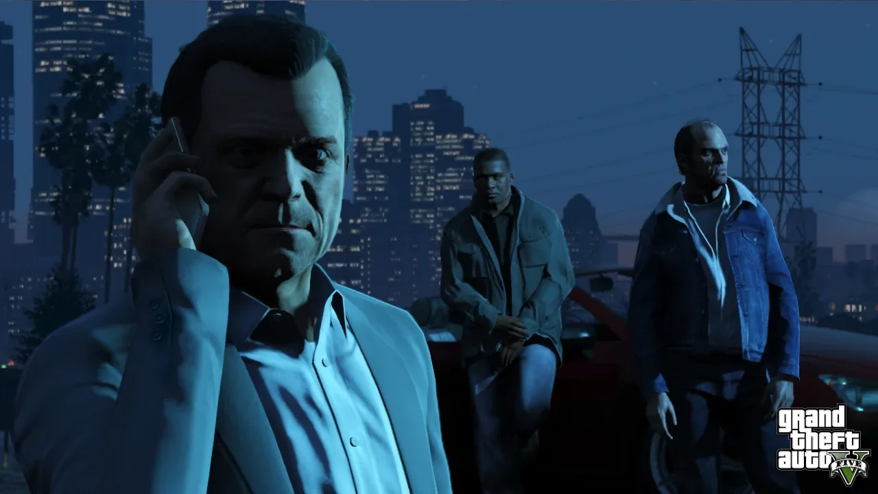 Michael al telefono, con los otros dos protagonistas detras
