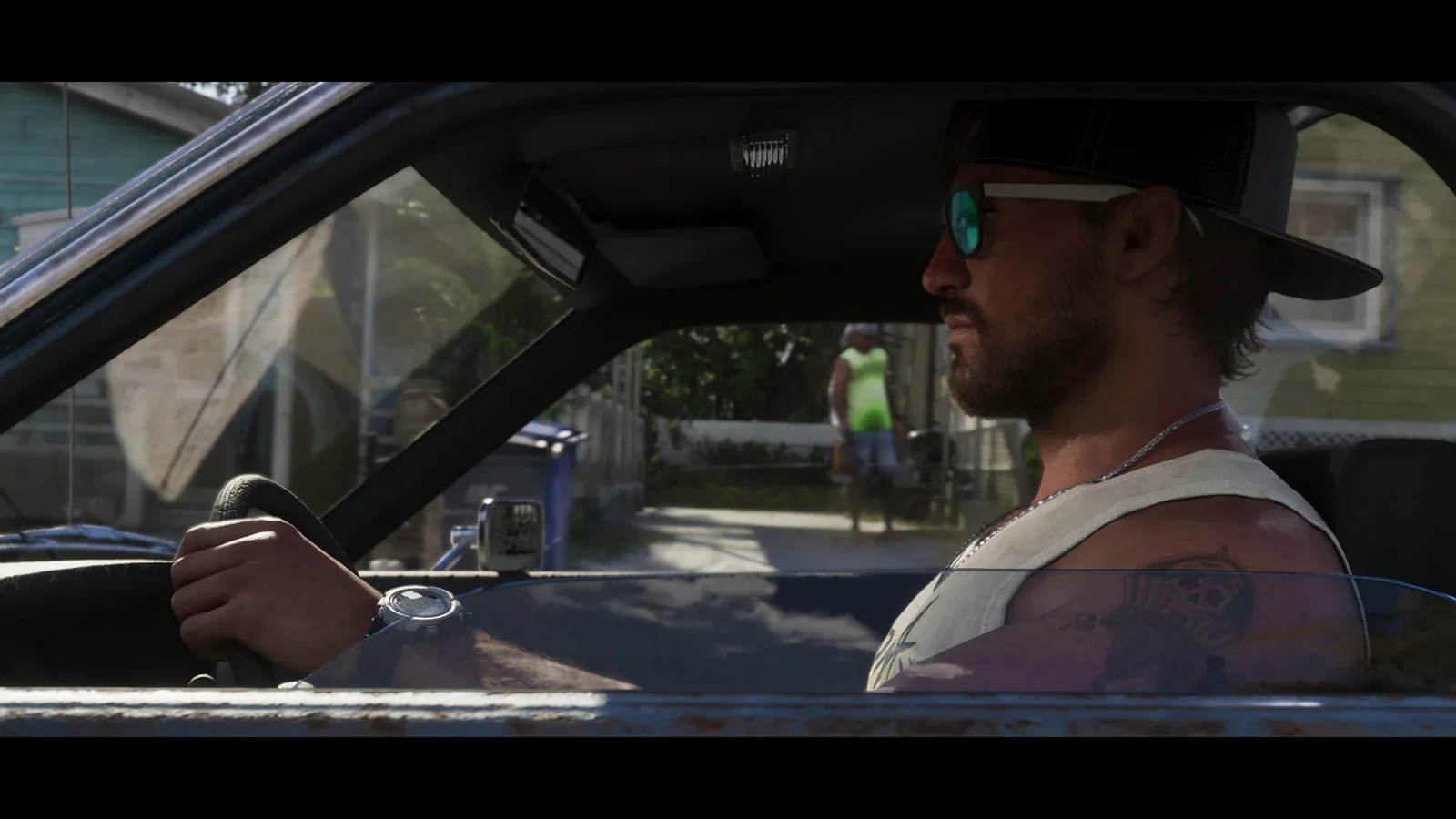 Jason al volante de un coche antiguo en un barrio residencial