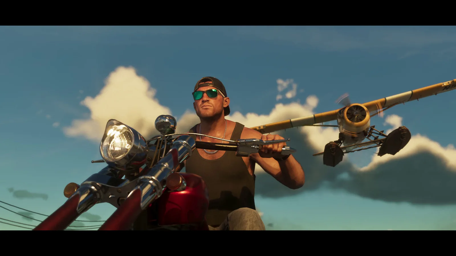 Jason en moto con una avioneta volando al fondo sobre Leonida