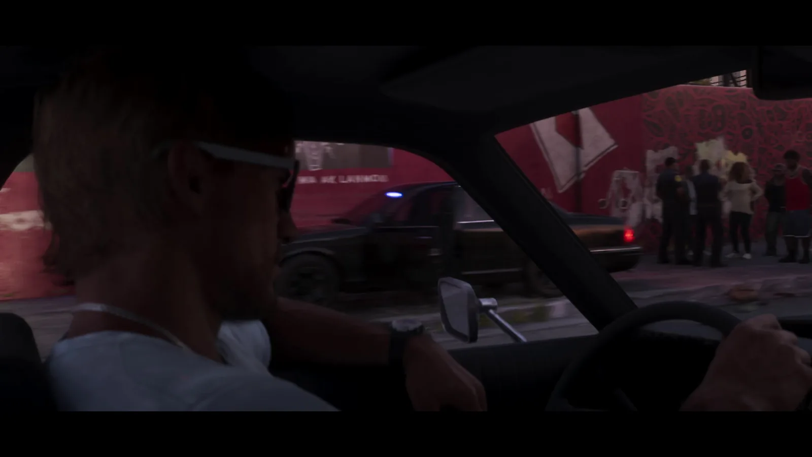 Un coche patrulla circulando junto al vehiculo del jugador en Vice City