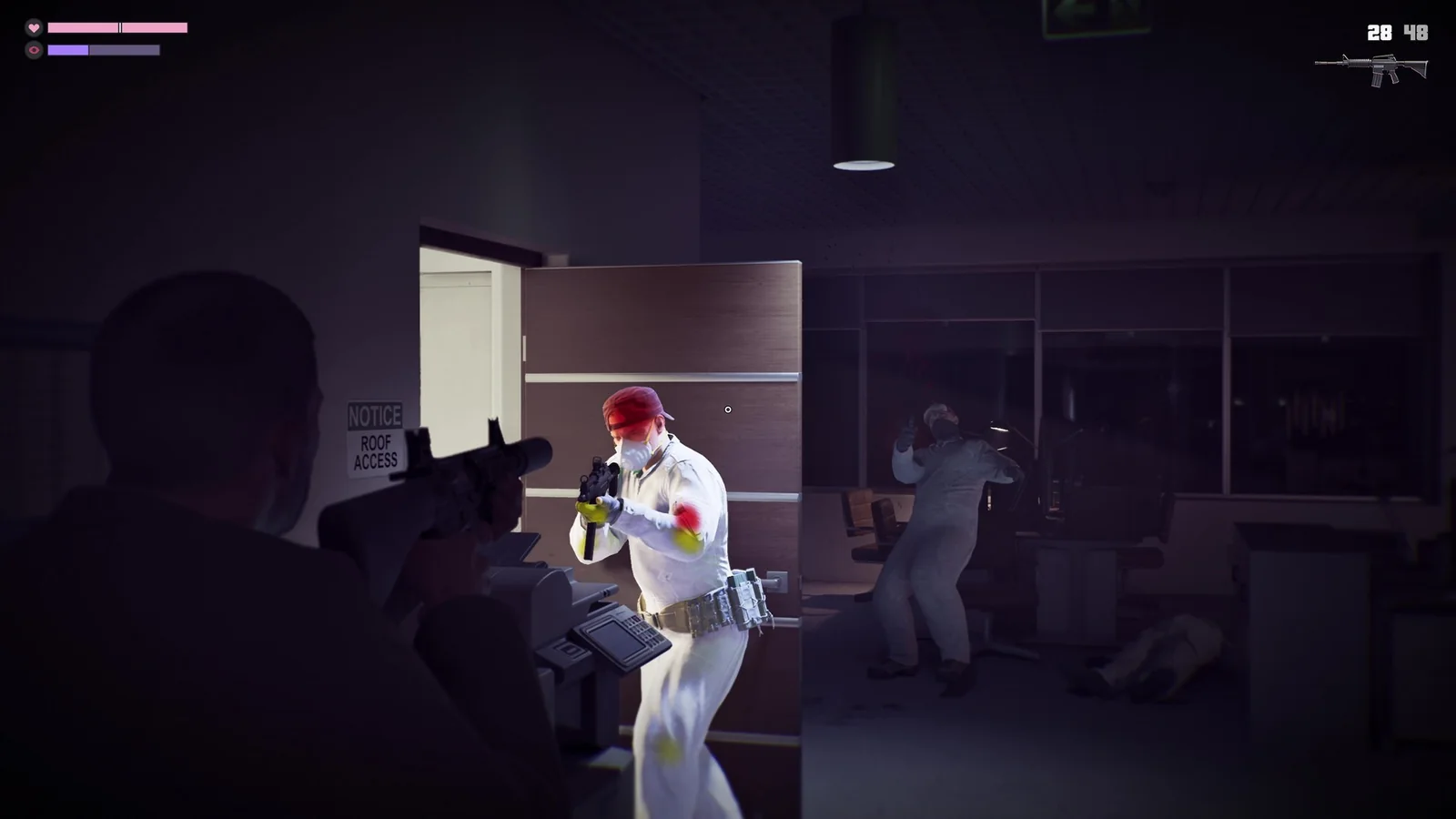 Jason apuntando con un subfusil dentro de un edificio, con el indicador de vida en pantalla